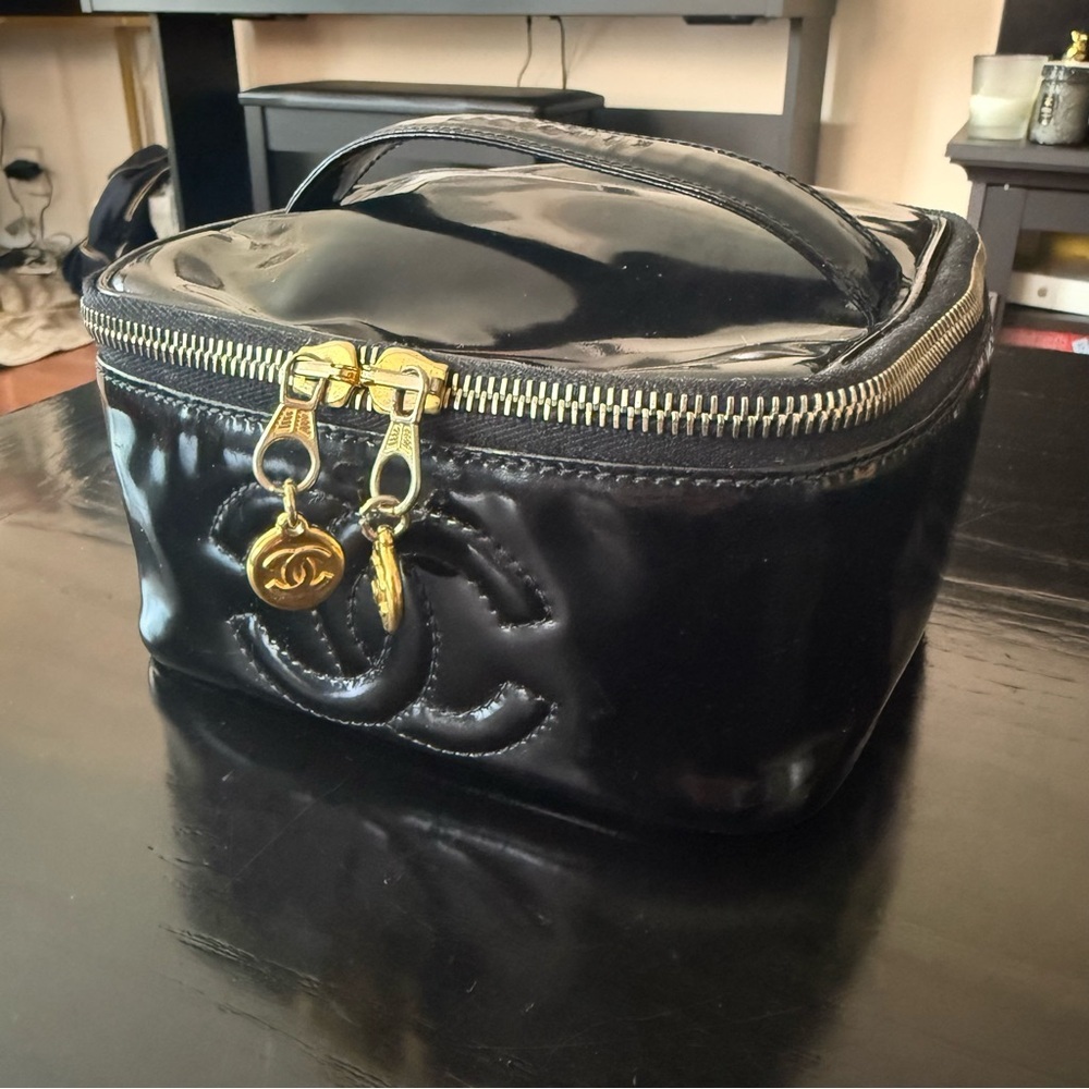 CHANEL Patent Leather Black Vanity Bag with Gold Hardware - Picture 2 of 11